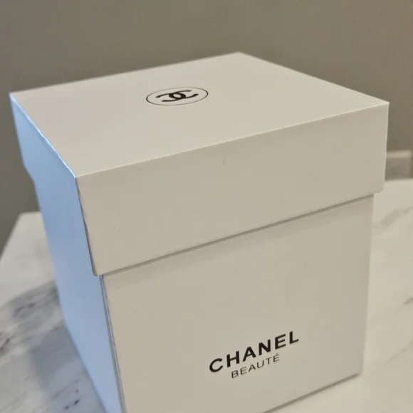 Chanel #5 Rare Snow Globe w/Mini Bags NWB - Picture 3 of 4